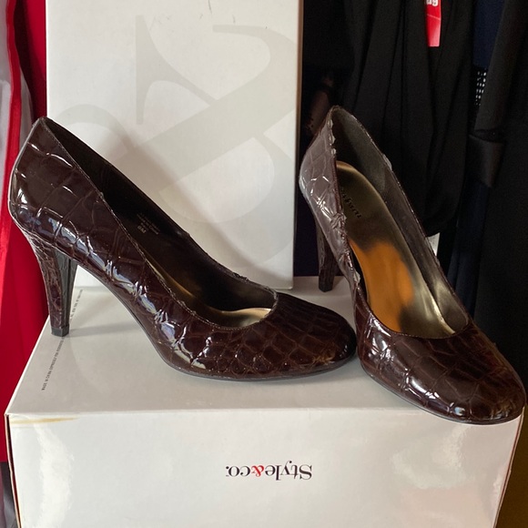 Brown 3 inches beutiful pump brand new never wear shine snake skin - Picture 1 of 1